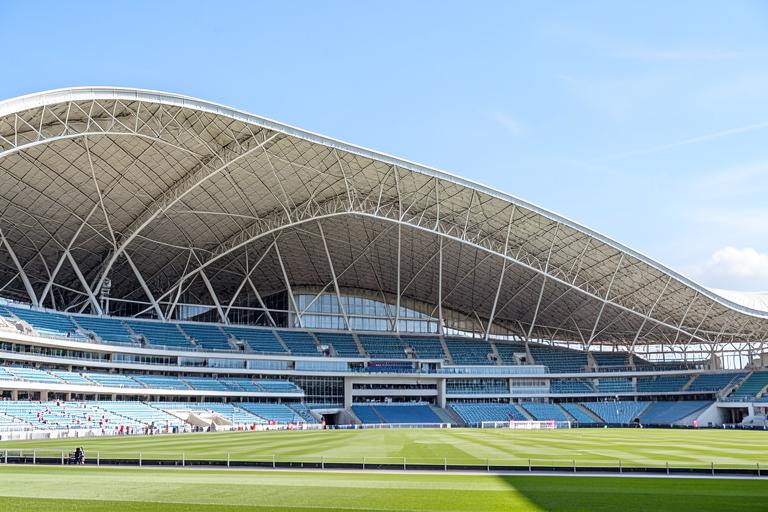 Arena esportiva com cobertura de grande vão.