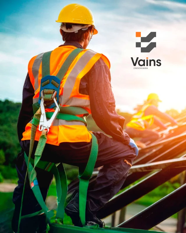 Profissional Vains Engenharia com EPI completo em trabalho de altura sobre estrutura metálica.